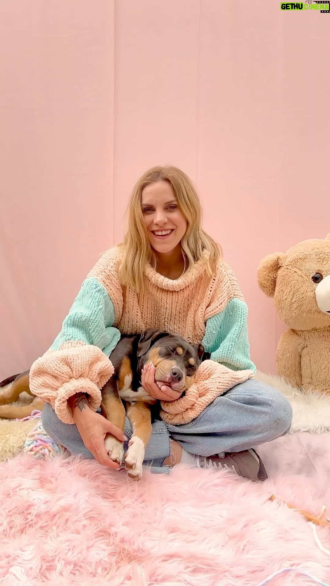 Emy LTR - 20.5K Likes - Depuis bientôt 1 an, je vous partage ma passion pour la création et ça se concrétise ! 🥹
Aujourd’hui je vous annonce officiellement la date de sortie du site Kréapie.com
Et oui !! Dès le 18 avril à 17h00 vous pourrez précommander les pulls tricotés par @lesmainsdemamie et pleins d’autres surprises 🤭
Alors restez bien branchés car dans quelques jours vous pourrez vous aussi profiter de cette passion ❤🔥
Alors prêts à commander vos pulls?
