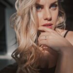 Emy LTR Instagram - ALERTE CONCOURS 💍 Hello les copains ! Aujourd'hui, c'est encore les fêtes et j'ai un cadeau pour vous ! Grâce à une belle collaboration avec une marque qui me tiens à cœur : Héloïse & Abélard. Tous les bijoux sont fabriqués à Paris, à partir d’or 18 carats recyclé et pierres de seconde main, provenant de bijoux vintage démodés. Je suis trop contente de vous proposer de remporter ma bague en or, diamants et tourmaline d’une valeur de 2300€, à tous ceux qui souhaitent participer à ce concours. Pour cela, rien de plus simple : 1. aimez le post, 2. mentionnez deux personnes dans les commentaires, 3. abonnez-vous aux deux comptes @emy_ltr et @heloiseetabelardjewelry. Bonus pour ceux qui repartagent le post en story …Et sans vouloir vous inciter, c'est bientôt la Saint-Valentin !💖 Good Luck 🍀