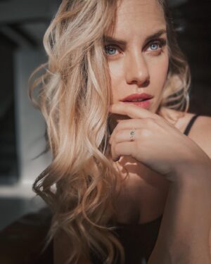 Emy LTR Instagram - ALERTE CONCOURS 💍 
Hello les copains ! Aujourd'hui, c'est encore les fêtes et j'ai un cadeau pour vous ! Grâce à une belle collaboration avec une marque qui me tiens à cœur : Héloïse & Abélard. Tous les bijoux sont fabriqués à Paris, à partir d’or 18 carats recyclé et pierres de seconde main, provenant de bijoux vintage démodés. Je suis trop contente de vous proposer de remporter ma bague en or, diamants et tourmaline d’une valeur de 2300€, à tous ceux qui souhaitent participer à ce concours. Pour cela, rien de plus simple : 
1. aimez le post, 
2. mentionnez deux personnes dans les commentaires,
3. abonnez-vous aux deux comptes @emy_ltr et @heloiseetabelardjewelry. 
Bonus pour ceux qui repartagent le post en story …Et sans vouloir vous inciter, c'est bientôt la Saint-Valentin !💖
Good Luck 🍀