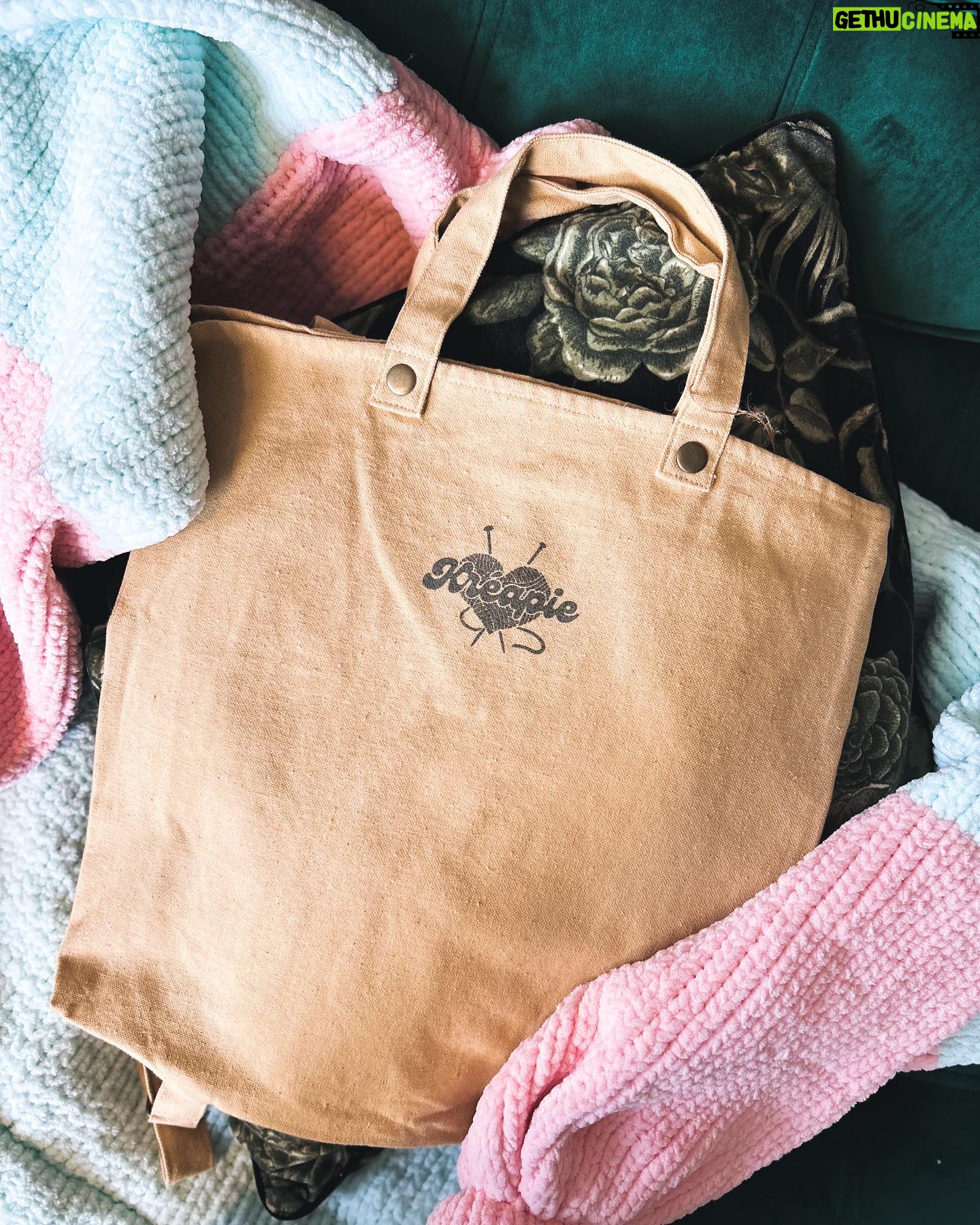 Emy LTR Instagram - 🌈 L’ANNONCE 🌈 Je suis très heureuse de vous montrer en avant première quelques petites choses que vous pourrez bientôt vous procurer en plus de nos kits pour faire vos propres pulls ou nos pulls déjà faits tricotés par nos supers @lesmainsdemamie ❤️ Kreapie n’est pas une simple marque c’est un concept. Un concept autour du bien être, du cocooning, de l’art thérapie et de la safe place. Dans quelques jours vous pourrez pre-commander ce qui vous fais du bien! Que ce soit personnaliser votre Bullet journal Jardin secret en buvant votre chocolat chaud dans un de nos mugs, emporter votre tricot en cours de projet dans votre tote-back du bonheur (mon produit pref’) C’est une marque familiale à petite échelle et c’est vous le moteur. Nous lançons ce petit projet d’amour comme ça, avec le cœur et nous ne savons pas bien où cela nous mènera mais je suis tellement heureuse de me dire qu’un petit bout de moi peut être avec vous! Si le projet vous plaît, nous développerons le concept encore plus loin, des livres de coloriages, des chaussons cosy, des kits de fimo pour custo des bouteilles de verre, du crochet. Bref, que du bonheur. Le lancement arrive à grand pas. Restez connectés pour commander votre pull (c’est une série extrêmement limitée comme c’est une fabrication française et faites mains donc il va falloir être au taquet), commander votre kit pour faire votre propre pull, votre mug, votre sac à dos ET des pièces que j’ai tricoté moi même seront elles aussi mises en vente! Cœur et plaid sur vous 🧶❤️ Qui est hype????