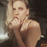 Emy LTR Instagram – ALERTE CONCOURS 💍 
Hello les copains ! Aujourd’hui, c’est encore les fêtes et j’ai un cadeau pour vous ! Grâce à une belle collaboration avec une marque qui me tiens à cœur : Héloïse & Abélard. Tous les bijoux sont fabriqués à Paris, à partir d’or 18 carats recyclé et pierres de seconde main, provenant de bijoux vintage démodés. Je suis trop contente de vous proposer de remporter ma bague en or, diamants et tourmaline d’une valeur de 2300€, à tous ceux qui souhaitent participer à ce concours. Pour cela, rien de plus simple : 
1. aimez le post, 
2. mentionnez deux personnes dans les commentaires,
3. abonnez-vous aux deux comptes @emy_ltr et @heloiseetabelardjewelry. 
Bonus pour ceux qui repartagent le post en story …Et sans vouloir vous inciter, c’est bientôt la Saint-Valentin !💖
Good Luck 🍀
