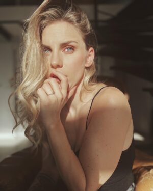 Emy LTR Instagram - ALERTE CONCOURS 💍 
Hello les copains ! Aujourd'hui, c'est encore les fêtes et j'ai un cadeau pour vous ! Grâce à une belle collaboration avec une marque qui me tiens à cœur : Héloïse & Abélard. Tous les bijoux sont fabriqués à Paris, à partir d’or 18 carats recyclé et pierres de seconde main, provenant de bijoux vintage démodés. Je suis trop contente de vous proposer de remporter ma bague en or, diamants et tourmaline d’une valeur de 2300€, à tous ceux qui souhaitent participer à ce concours. Pour cela, rien de plus simple : 
1. aimez le post, 
2. mentionnez deux personnes dans les commentaires,
3. abonnez-vous aux deux comptes @emy_ltr et @heloiseetabelardjewelry. 
Bonus pour ceux qui repartagent le post en story …Et sans vouloir vous inciter, c'est bientôt la Saint-Valentin !💖
Good Luck 🍀