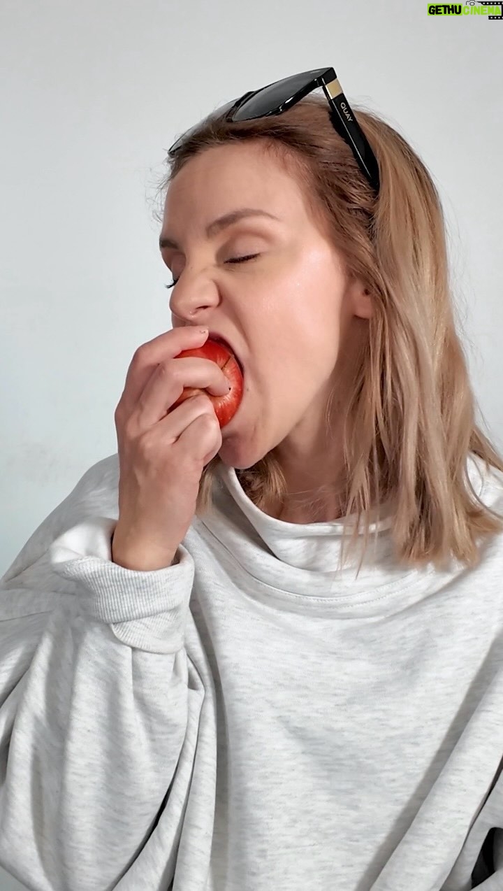 Emy LTR Instagram - Aujourd’hui, j’anime une réunion des Android anonymes. Je reçois Alexis, Lou et Emma, les membres de mon équipe et ils ont le moral dans les chaussettes. Face aux critiques absurdes, comment réagir ? Et vous, avez-vous besoin d’en parler ? Rappelez-vous, vous n’êtes pas seuls, nous sommes tous unis. #serieux #android