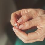 Emy LTR Instagram - ALERTE CONCOURS 💍 Hello les copains ! Aujourd'hui, c'est encore les fêtes et j'ai un cadeau pour vous ! Grâce à une belle collaboration avec une marque qui me tiens à cœur : Héloïse & Abélard. Tous les bijoux sont fabriqués à Paris, à partir d’or 18 carats recyclé et pierres de seconde main, provenant de bijoux vintage démodés. Je suis trop contente de vous proposer de remporter ma bague en or, diamants et tourmaline d’une valeur de 2300€, à tous ceux qui souhaitent participer à ce concours. Pour cela, rien de plus simple : 1. aimez le post, 2. mentionnez deux personnes dans les commentaires, 3. abonnez-vous aux deux comptes @emy_ltr et @heloiseetabelardjewelry. Bonus pour ceux qui repartagent le post en story …Et sans vouloir vous inciter, c'est bientôt la Saint-Valentin !💖 Good Luck 🍀