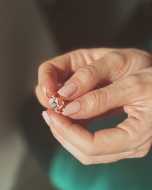 Emy LTR Instagram - ALERTE CONCOURS 💍 
Hello les copains ! Aujourd'hui, c'est encore les fêtes et j'ai un cadeau pour vous ! Grâce à une belle collaboration avec une marque qui me tiens à cœur : Héloïse & Abélard. Tous les bijoux sont fabriqués à Paris, à partir d’or 18 carats recyclé et pierres de seconde main, provenant de bijoux vintage démodés. Je suis trop contente de vous proposer de remporter ma bague en or, diamants et tourmaline d’une valeur de 2300€, à tous ceux qui souhaitent participer à ce concours. Pour cela, rien de plus simple : 
1. aimez le post, 
2. mentionnez deux personnes dans les commentaires,
3. abonnez-vous aux deux comptes @emy_ltr et @heloiseetabelardjewelry. 
Bonus pour ceux qui repartagent le post en story …Et sans vouloir vous inciter, c'est bientôt la Saint-Valentin !💖
Good Luck 🍀