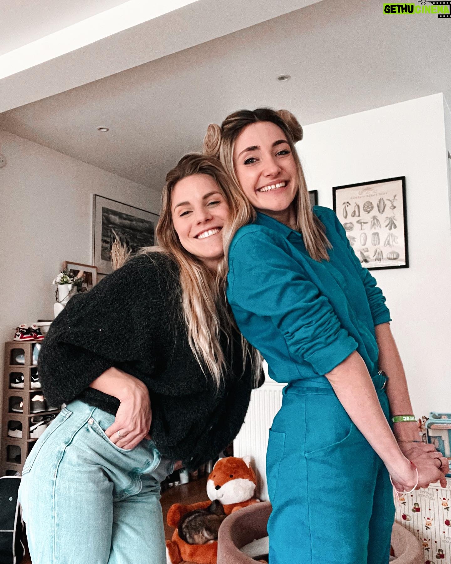 Emy LTR Instagram - Morceaux de vie: 1. Le pull bubblegum @emy_kreapi bientôt dispo 🤌🏻 2. Les rêves retrouvés 3. Partners in crime @lou.dussaugey 4. Un nouveau concept YouTube qui arrive très bientôt avec la superbe @marilouberry ❤️ 5. From robe à paillette to tronche à gommette 6. Nouvelle recrue 7. Sur le tournage du manoir 8. Mon trait toxique : virer le négatif de ma vie mais être accro aux docu glauques 9. Soleil ☀️ 10. Tanuki Agency 🩵❄️ Merci @bylolib et @eva_cgn pour les photos 🐰 Ps: rassurez moi, je suis pas la seule a être obsédée par les documents bien glauques?