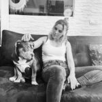 Emy LTR Instagram – Il y a des moments dans la vie ou rien ne se passe comme vous l’aviez prévu.
Il y a des changements que l’on ne prévoit pas.
Comme l’on dit, il faut apprendre à danser sous la pluie.
Dans quelques semaines, je serai dans ma nouvelle maison que je vais rénover, je recommencerai à me reconstruire avec mon petit et mes chiens et je me fais à l’idée que je suis une page blanche qui ne demande qu’à être dessinée.

Ps : Bonnie est vraiment géniale ❤️
📸 : @bylolib