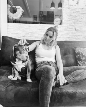 Emy LTR Instagram - Il y a des moments dans la vie ou rien ne se passe comme vous l’aviez prévu.
Il y a des changements que l’on ne prévoit pas.
Comme l’on dit, il faut apprendre à danser sous la pluie.
Dans quelques semaines, je serai dans ma nouvelle maison que je vais rénover, je recommencerai à me reconstruire avec mon petit et mes chiens et je me fais à l’idée que je suis une page blanche qui ne demande qu’à être dessinée.

Ps : Bonnie est vraiment géniale ❤️
📸 : @bylolib