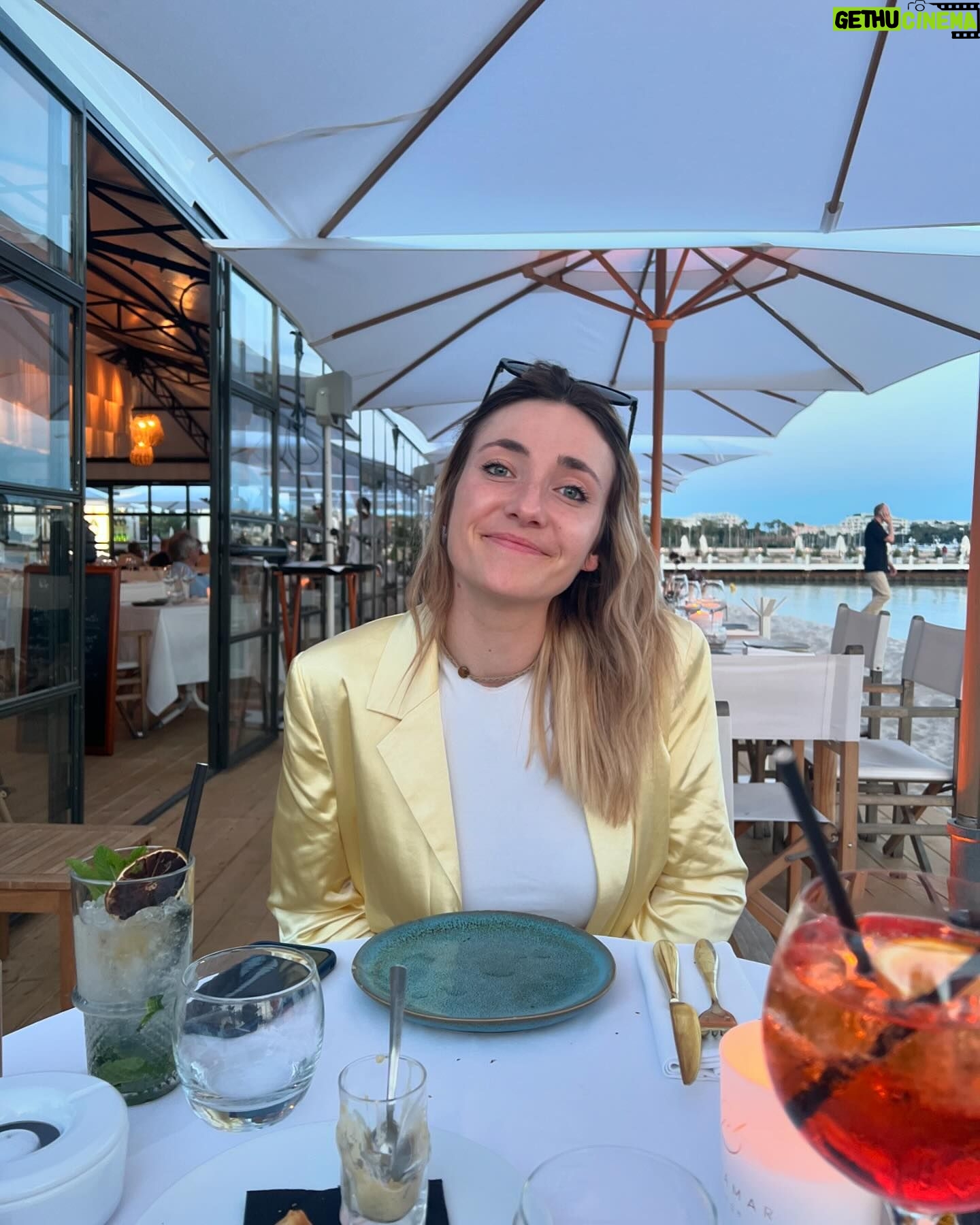 Emy LTR Instagram - C’est CAAAAAAAAANNES! Incroyable cette journée d’hier j’ai encore du mal à m’en remettre. Rencontrer un des plus grands réalisateurs et discuter avec lui merci @warnerbrosfr ❤️ Manger Boire des coups Commencer une soirée bien sage dans le bar de mon hôtel pour finir en vadrouille sur la Croisette avec mon super acolyte à rire aux éclats et à danser sous la pluie! J’ai ri! Je vis. Quelle bonheur cette renaissance 🫶🏻