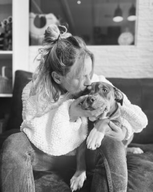 Emy LTR Instagram - Il y a des moments dans la vie ou rien ne se passe comme vous l’aviez prévu.
Il y a des changements que l’on ne prévoit pas.
Comme l’on dit, il faut apprendre à danser sous la pluie.
Dans quelques semaines, je serai dans ma nouvelle maison que je vais rénover, je recommencerai à me reconstruire avec mon petit et mes chiens et je me fais à l’idée que je suis une page blanche qui ne demande qu’à être dessinée.

Ps : Bonnie est vraiment géniale ❤️
📸 : @bylolib