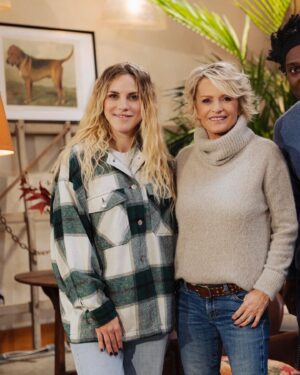 Emy LTR Instagram - OH MY GOOOOOD!
Tellement tellement heureuse de vous annoncer mes premiers pas en TV!
Je deviens chroniqueuse pour l’émission En bonne compagnie !
Je commence aux côtés des grands avec l’iconique @sophie_davant , le super @kaminilevrai et le doc de l’extrême @dr.fabing !
Merci à @france.tv pour la confiance, merci aux deux Julien et a Coyote sans oublier Alex, pour ce premier job ❤️🥰🐶
On se retrouve tous les samedi sur France 3 à partir du 20 janvier à 15h35 pour une émission consacrée aux animaux et @gogstagram est de la partie ! 
Trop hâte d’avoir vos retours ❤️
📸: @louisadrienleblay