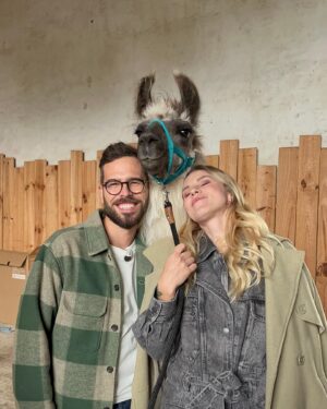 Emy LTR Instagram - OH MY GOOOOOD!
Tellement tellement heureuse de vous annoncer mes premiers pas en TV!
Je deviens chroniqueuse pour l’émission En bonne compagnie !
Je commence aux côtés des grands avec l’iconique @sophie_davant , le super @kaminilevrai et le doc de l’extrême @dr.fabing !
Merci à @france.tv pour la confiance, merci aux deux Julien et a Coyote sans oublier Alex, pour ce premier job ❤️🥰🐶
On se retrouve tous les samedi sur France 3 à partir du 20 janvier à 15h35 pour une émission consacrée aux animaux et @gogstagram est de la partie ! 
Trop hâte d’avoir vos retours ❤️
📸: @louisadrienleblay