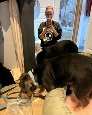 Emy LTR Instagram - Hello tout le monde ☀️
Je suis très émue de vous présenter Bonnie, ma nouvelle meilleure copine ❤️.
Bonnie est une American Bully de 5 mois, son ancien propriétaire souhaitait faire un élevage clandestin pour vendre des petits chiots. Elle faisait partie d’une portée qui ont tous été récupéré par l’association @unetruffeetuntoi.
Après avoir été dans une super famille d’accueil (coucou Elodie) Bonnie est enfin arrivée dans sa famille pour la vie, avec moi.
Merci et bravo à cette superbe association qui fait le bien et qui me permet aujourd’hui d’accueillir cette merveille. Je vous invite à aller vous abonner à leur compte et leur apporter du soutien❤️.
Bonnie est pleine d’amour, elle est rigolote et un peu gauche. Tout le monde tombe sous son charme et j’espère que vous aussi 🥰. Elle fait connaissance avec son environnement et est déjà un vrai pot de colle 🐶.
Je profite de ce post bonne nouvelle pour répondre à de nombreuses questions que j’évite depuis des semaines. Je n’aime pas trop m’étaler sur ce genre de sujet alors autant vous le dire ici pour ne pas en faire une affaire d’état. Nous avons décidé Odah et moi de séparer nos chemins amoureux. Il n’y aucun conflit, nous restons proches et concentrés sur le bien être de notre fils puisque c’est le plus important pour nous. Nous mettons tout en place pour que tout se déroule en douceur et nous vous remercions de respecter cette période. Odah est le père de mon fils et il sera toujours ma famille. 
Bisous de bébé, Marley, Gogo, Bonnie, Odah et moi ❤️