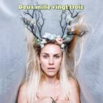 Emy LTR Instagram – 2023, what a year.
T’as pas été super facile tous les jours je te cache pas. 
Tu m’as fait des montagnes russses.
Y a eu des moments incroyables avec Brad Pitt, la sortie du livre « Daronne » et son accueil, la reprise douce de la fiction (2024 prépare toi), la rencontre Monsieur Cedric klapisch, les voyages, les surprises, les amis et surtout ma Famille. Voir mon fils grandir est un spectacle dont je ne me lasserai jamais.
Mais bon au milieu de tout ça t’as pas été tendre ni avec moi ni avec mes proches.
Après un gros burn out, mes tocs x1000, mes proches en souffrance c’était douloureux.
Mais tu sais quoi je te remercie quand même. Parce que grâce à tout ça j’ai appris, j’ai pris des décisions et surtout c’est le début de 4 grosses aventures que je vais enfin vous dévoiler en janvier.
Bisous 2023 et j’espère que 2024 va être sous le signe du bonheur ❤️❄️