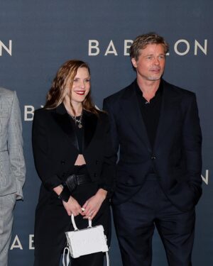 Emy LTR Instagram - 2023, what a year.
T’as pas été super facile tous les jours je te cache pas. 
Tu m’as fait des montagnes russses.
Y a eu des moments incroyables avec Brad Pitt, la sortie du livre « Daronne » et son accueil, la reprise douce de la fiction (2024 prépare toi), la rencontre Monsieur Cedric klapisch, les voyages, les surprises, les amis et surtout ma Famille. Voir mon fils grandir est un spectacle dont je ne me lasserai jamais.
Mais bon au milieu de tout ça t’as pas été tendre ni avec moi ni avec mes proches.
Après un gros burn out, mes tocs x1000, mes proches en souffrance c’était douloureux.
Mais tu sais quoi je te remercie quand même. Parce que grâce à tout ça j’ai appris, j’ai pris des décisions et surtout c’est le début de 4 grosses aventures que je vais enfin vous dévoiler en janvier.
Bisous 2023 et j’espère que 2024 va être sous le signe du bonheur ❤️❄️