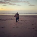 Emy LTR Instagram – 2023, what a year.
T’as pas été super facile tous les jours je te cache pas. 
Tu m’as fait des montagnes russses.
Y a eu des moments incroyables avec Brad Pitt, la sortie du livre « Daronne » et son accueil, la reprise douce de la fiction (2024 prépare toi), la rencontre Monsieur Cedric klapisch, les voyages, les surprises, les amis et surtout ma Famille. Voir mon fils grandir est un spectacle dont je ne me lasserai jamais.
Mais bon au milieu de tout ça t’as pas été tendre ni avec moi ni avec mes proches.
Après un gros burn out, mes tocs x1000, mes proches en souffrance c’était douloureux.
Mais tu sais quoi je te remercie quand même. Parce que grâce à tout ça j’ai appris, j’ai pris des décisions et surtout c’est le début de 4 grosses aventures que je vais enfin vous dévoiler en janvier.
Bisous 2023 et j’espère que 2024 va être sous le signe du bonheur ❤️❄️