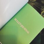 Emy LTR Instagram – 🌈 L’ANNONCE 🌈
Je suis très heureuse de vous montrer en avant première quelques petites choses que vous pourrez bientôt vous procurer en plus de nos kits pour faire vos propres pulls ou nos pulls déjà faits tricotés par nos supers @lesmainsdemamie ❤️
Kreapie n’est pas une simple marque c’est un concept. Un concept autour du bien être, du cocooning, de l’art thérapie et de la safe place.
Dans quelques jours vous pourrez pre-commander ce qui vous fais du bien!
Que ce soit personnaliser votre Bullet journal Jardin secret en buvant votre chocolat chaud dans un de nos mugs, emporter votre tricot en cours de projet dans votre tote-back du bonheur (mon produit pref’)
C’est une marque familiale à petite échelle et c’est vous le moteur.
Nous lançons ce petit projet d’amour comme ça, avec le cœur et nous ne savons pas bien où cela nous mènera mais je suis tellement heureuse de me dire qu’un petit bout de moi peut être avec vous!
Si le projet vous plaît, nous développerons le concept encore plus loin, des livres de coloriages, des chaussons cosy, des kits de fimo pour custo des bouteilles de verre, du crochet. Bref, que du bonheur.
Le lancement arrive à grand pas.
Restez connectés pour commander votre pull (c’est une série extrêmement limitée comme c’est une fabrication française et faites mains donc il va falloir être au taquet), commander votre kit pour faire votre propre pull, votre mug, votre sac à dos ET des pièces que j’ai tricoté moi même seront elles aussi mises en vente!
Cœur et plaid sur vous 🧶❤️
Qui est hype????