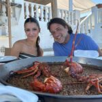 Enrique Arce Instagram - En Denia, antes de salir en barco para la isla Formentera, comiendo con mi amigo y tocayo el genial chef @qiqedacosta. 3 estrellas Michelin y 5 como ser humano. con su hija, la guapa, talentosa y probablemente futura actriz @noadacostamud ( atentos a ese nombre) gracias como siempre por tu amistad y generosidad, tocayo!!!