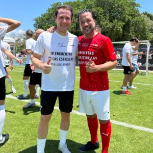 Enrique Arce Instagram - Antes del partido de las estrellas de los @premios_platino sólo quería dos cosas: no lesionarme y no hacer demasiado el ridículo. Si me llegan a decir que iba a ser el máximo goleador del partido con 3 goles les hubiera tomado por locos  un día inolvidable junto a compañeros actores y ex jugadores de leyenda. Una experiencia imborrable!