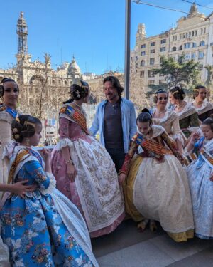 Enrique Arce Instagram - Un verdadero honor y un privilegio enorme como valenciano, , poder haber disfrutado, desde el balcón del Ayuntamiento por primera vez en mi vida, de esta espectacular mascletá y de compartirlo junto a las falleras mayores 2024 y sus respectivas cortes de honor y la alcaldesa de Valencia Maria José Catalá, precisamente en el día de su cumpleaños. Gracias a mi querido Sergio Arlandis, Director Gral de Cultura de la Generalitat, por tan generosa invitacion. Que Visquen les Falles!!!