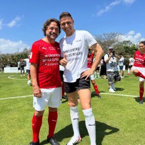 Enrique Arce Instagram - Antes del partido de las estrellas de los @premios_platino sólo quería dos cosas: no lesionarme y no hacer demasiado el ridículo. Si me llegan a decir que iba a ser el máximo goleador del partido con 3 goles les hubiera tomado por locos  un día inolvidable junto a compañeros actores y ex jugadores de leyenda. Una experiencia imborrable!