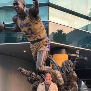 Enrique Arce Instagram - No pudo ser, no pude ver a mi compatriota Santi Aldama @santialdama  ganar a los Lakers y forzar el septimo y ultimo partido del play off, pero me quedo con el espectáculo que disfrute en el #cripto.com  arena de Los Angeles. Gracias por tu generosidad, Santi una vez más