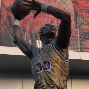 Enrique Arce Instagram - No pudo ser, no pude ver a mi compatriota Santi Aldama @santialdama  ganar a los Lakers y forzar el septimo y ultimo partido del play off, pero me quedo con el espectáculo que disfrute en el #cripto.com  arena de Los Angeles. Gracias por tu generosidad, Santi una vez más