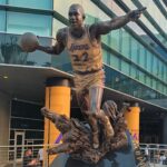Enrique Arce Instagram - No pudo ser, no pude ver a mi compatriota Santi Aldama @santialdama ganar a los Lakers y forzar el septimo y ultimo partido del play off, pero me quedo con el espectáculo que disfrute en el #cripto.com arena de Los Angeles. Gracias por tu generosidad, Santi una vez más