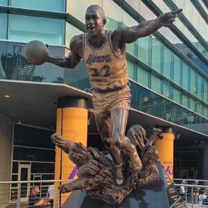 Enrique Arce Instagram - No pudo ser, no pude ver a mi compatriota Santi Aldama @santialdama  ganar a los Lakers y forzar el septimo y ultimo partido del play off, pero me quedo con el espectáculo que disfrute en el #cripto.com  arena de Los Angeles. Gracias por tu generosidad, Santi una vez más