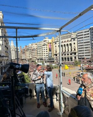 Enrique Arce Instagram - Un verdadero honor y un privilegio enorme como valenciano, , poder haber disfrutado, desde el balcón del Ayuntamiento por primera vez en mi vida, de esta espectacular mascletá y de compartirlo junto a las falleras mayores 2024 y sus respectivas cortes de honor y la alcaldesa de Valencia Maria José Catalá, precisamente en el día de su cumpleaños. Gracias a mi querido Sergio Arlandis, Director Gral de Cultura de la Generalitat, por tan generosa invitacion. Que Visquen les Falles!!!