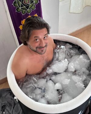 Enrique Arce Instagram - Este soy yo en un baǹo de agua helada a 2-3 grados, y este es el método de WIM HOFF @iceman_hof que ha llegado a mi vida  para quedarse 
 Gracias @together.with.dima por una clase de fundamentos WHM maravillosa y supergratificante

This is me in a chill bath at 2-3 degree water. This is the Wim Hoff Method @iceman_hof that has arrived to stay.
Thanks @together.with.dima for a wonderful and gratifying fundamentals workshop!!!

Honestly, can you think of a better way to spend a Sunday morning???
