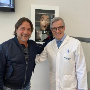 Enrique Arce Instagram - Ayer tuve la gran suerte de encontrarme inesperadamente, en la @olympia_grupoqs , al dr Leyes @drmanuelleyes el cirujano que me operó de manera magistral de mi fractura trimaleolar ( tibia, peroné y maleolo posterior). No pasaría de ser una mera anecdota sino fuera porque justo ayer, se cumplian 3 años desde la intervencion ( y dicen que las casualidades no existen). Un recuerdo que continúa presente unicamente por el cariño y la gratitud que le tengo, porque la pierna ya no se acuerda de nada, afortunadamente...