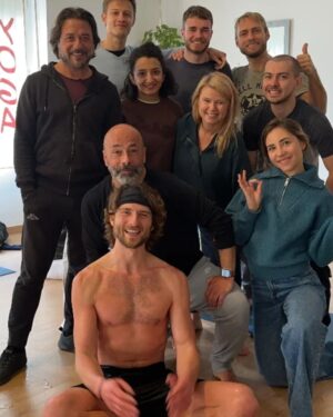 Enrique Arce Instagram - Este soy yo en un baǹo de agua helada a 2-3 grados, y este es el método de WIM HOFF @iceman_hof que ha llegado a mi vida  para quedarse 
 Gracias @together.with.dima por una clase de fundamentos WHM maravillosa y supergratificante

This is me in a chill bath at 2-3 degree water. This is the Wim Hoff Method @iceman_hof that has arrived to stay.
Thanks @together.with.dima for a wonderful and gratifying fundamentals workshop!!!

Honestly, can you think of a better way to spend a Sunday morning???