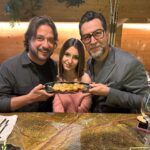 Enrique Arce Instagram - Entre Quiques anda Noa!!! Siempre un placer disfrutar de mi amigo y tocayo @qiqedacosta. De su talento y su generosidad y de ver a su niña, @noadacostamud comenzar a caminar en la dirección de sus sueños! ( foto: las vigentes ganadoras del premio a las mejores patatas bravas de españa,, en @vuelvecarolina_qd Valencia)