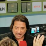 Enrique Arce Instagram – Gran noche de estreno en Madrid con la nueva serie de los creadores de La Casa de papel, su flamante spin off #lacasadepapelberlin para  #netflix. Un placer volverme a adentrar en el universo de @alexpina y de @vancouvermediaproducciones y de disfrutar de nuevo del personajazo mítico creado por mi amigo y compañero, el gran @pedroalonsoochoro