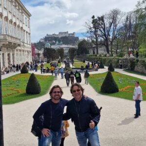 Enrique Arce Instagram - Disfrutando de las vacaciones de Semana Santa con mi compadre,  @willy_roig en el impresionante Tirol austriaco, esquiando en #steinplatte  y recorriendo las calles de Salzburgo el último día .
(nunca llegamos a ver a Heidi, )