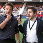 Enrique Arce Instagram – Me chiva mi querido @javierlatorretv (en la foto) que hoy se cumplen 5 años justos de la celebración en el viejo Mestalla, de aquel magnífico evento del centenario del @valenciacf en el que tuve el honor, junto a la leyenda @santicanizares de hacer labores de maestro de ceremonias y de recitar el precioso poema del centenario frente a 40 mil valencianistas. Uno de los momentos más imborrables de toda mi vida. Pasan los años, alguna cana y arruga más, pero lo que permanece incólume es mi amor por este escudo y este club y mi gratitud eterna a Dios y a la Mare de Deu, por haber elegido que naciera en esta bendita tierra, mi Terreta querida, mi Valencia del alma. !
AMUNT Valencia I Vixca Valencia!!!