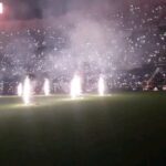 Enrique Arce Instagram – Me chiva mi querido @javierlatorretv (en la foto) que hoy se cumplen 5 años justos de la celebración en el viejo Mestalla, de aquel magnífico evento del centenario del @valenciacf en el que tuve el honor, junto a la leyenda @santicanizares de hacer labores de maestro de ceremonias y de recitar el precioso poema del centenario frente a 40 mil valencianistas. Uno de los momentos más imborrables de toda mi vida. Pasan los años, alguna cana y arruga más, pero lo que permanece incólume es mi amor por este escudo y este club y mi gratitud eterna a Dios y a la Mare de Deu, por haber elegido que naciera en esta bendita tierra, mi Terreta querida, mi Valencia del alma. !
AMUNT Valencia I Vixca Valencia!!!
