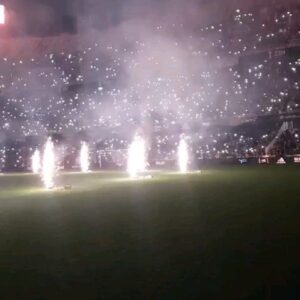 Enrique Arce Instagram - Me chiva mi querido @javierlatorretv (en la foto) que hoy se cumplen 5 años justos de la celebración en el viejo Mestalla, de aquel magnífico evento del centenario del @valenciacf en el que tuve el honor, junto a la leyenda @santicanizares de hacer labores de maestro de ceremonias y de recitar el precioso poema del centenario frente a 40 mil valencianistas. Uno de los momentos más imborrables de toda mi vida. Pasan los años, alguna cana y arruga más, pero lo que permanece incólume es mi amor por este escudo y este club y mi gratitud eterna a Dios y a la Mare de Deu, por haber elegido que naciera en esta bendita tierra, mi Terreta querida, mi Valencia del alma. !
AMUNT Valencia I Vixca Valencia!!!