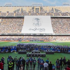 Enrique Arce Instagram - Me chiva mi querido @javierlatorretv (en la foto) que hoy se cumplen 5 años justos de la celebración en el viejo Mestalla, de aquel magnífico evento del centenario del @valenciacf en el que tuve el honor, junto a la leyenda @santicanizares de hacer labores de maestro de ceremonias y de recitar el precioso poema del centenario frente a 40 mil valencianistas. Uno de los momentos más imborrables de toda mi vida. Pasan los años, alguna cana y arruga más, pero lo que permanece incólume es mi amor por este escudo y este club y mi gratitud eterna a Dios y a la Mare de Deu, por haber elegido que naciera en esta bendita tierra, mi Terreta querida, mi Valencia del alma. !
AMUNT Valencia I Vixca Valencia!!!