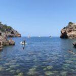 Enrique Arce Instagram – No somos Robert Graves ni Michael Douglas, pero yo y mi bro @villanuevamente también molamos mucho en Cala Deiá, Mallorca!