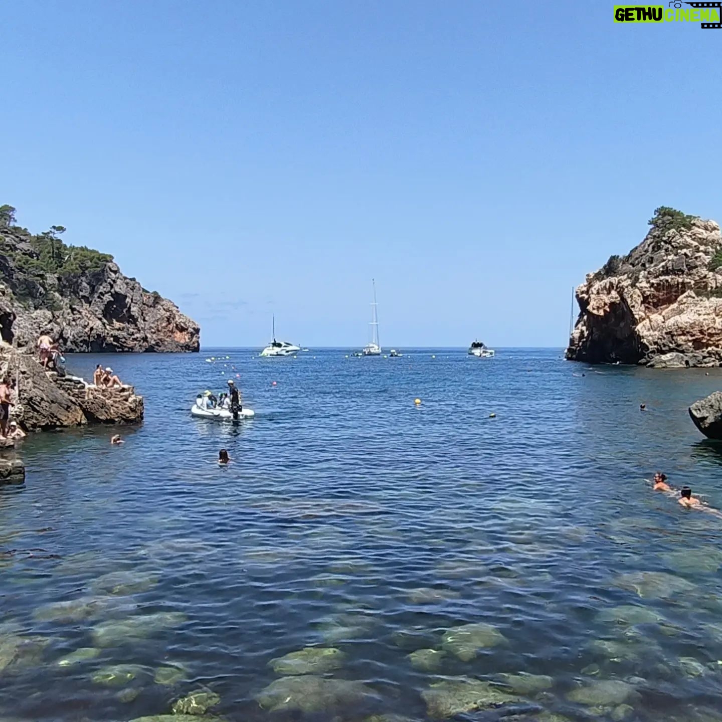 Enrique Arce Instagram - No somos Robert Graves ni Michael Douglas, pero yo y mi bro @villanuevamente también molamos mucho en Cala Deiá, Mallorca!