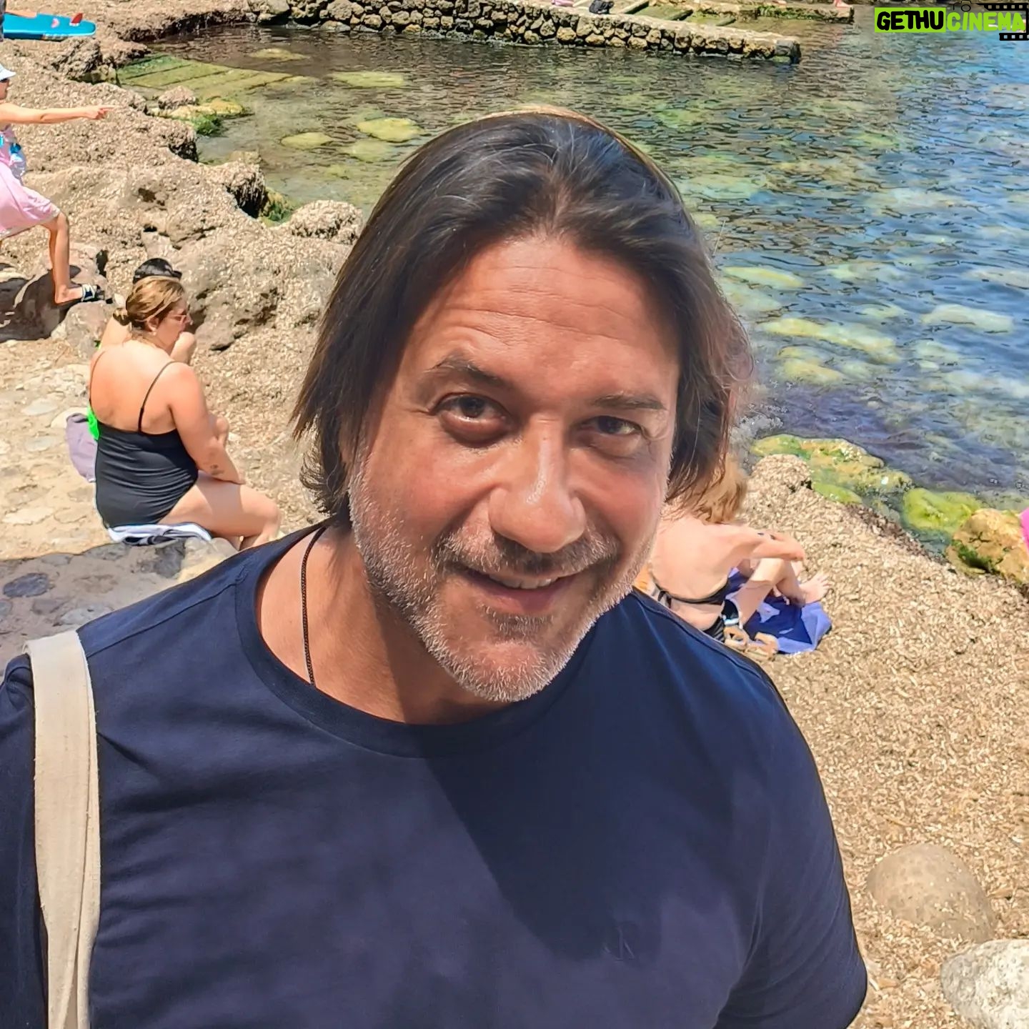 Enrique Arce Instagram - No somos Robert Graves ni Michael Douglas, pero yo y mi bro @villanuevamente también molamos mucho en Cala Deiá, Mallorca!