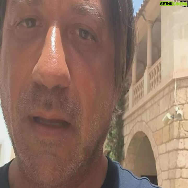 Enrique Arce Instagram - Hoy rodamos en el precioso 'pueblo español' de Mallorca con un actor que empieza en esto, pero que creo que tiene madera y no lo hace mal y me da que va a trabajar con cierta regularidad: Antonio de la Torre. Yo trataré de enseñarle todo lo que pueda! Día infernal de calor en Mallorca que sólo compensa el volver a currar con colegas y en un sitio tan precioso y magico como este...