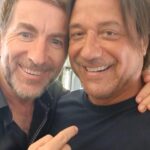 Enrique Arce Instagram – Hoy rodamos en el precioso ‘pueblo español’ de Mallorca con un actor que empieza en esto, pero que creo que tiene madera y no lo hace mal y  me da que va a trabajar con cierta regularidad: Antonio de la Torre. Yo trataré de enseñarle todo lo que pueda!

Día infernal de calor en Mallorca que sólo compensa el volver a currar con colegas y en un sitio tan precioso y magico como este…