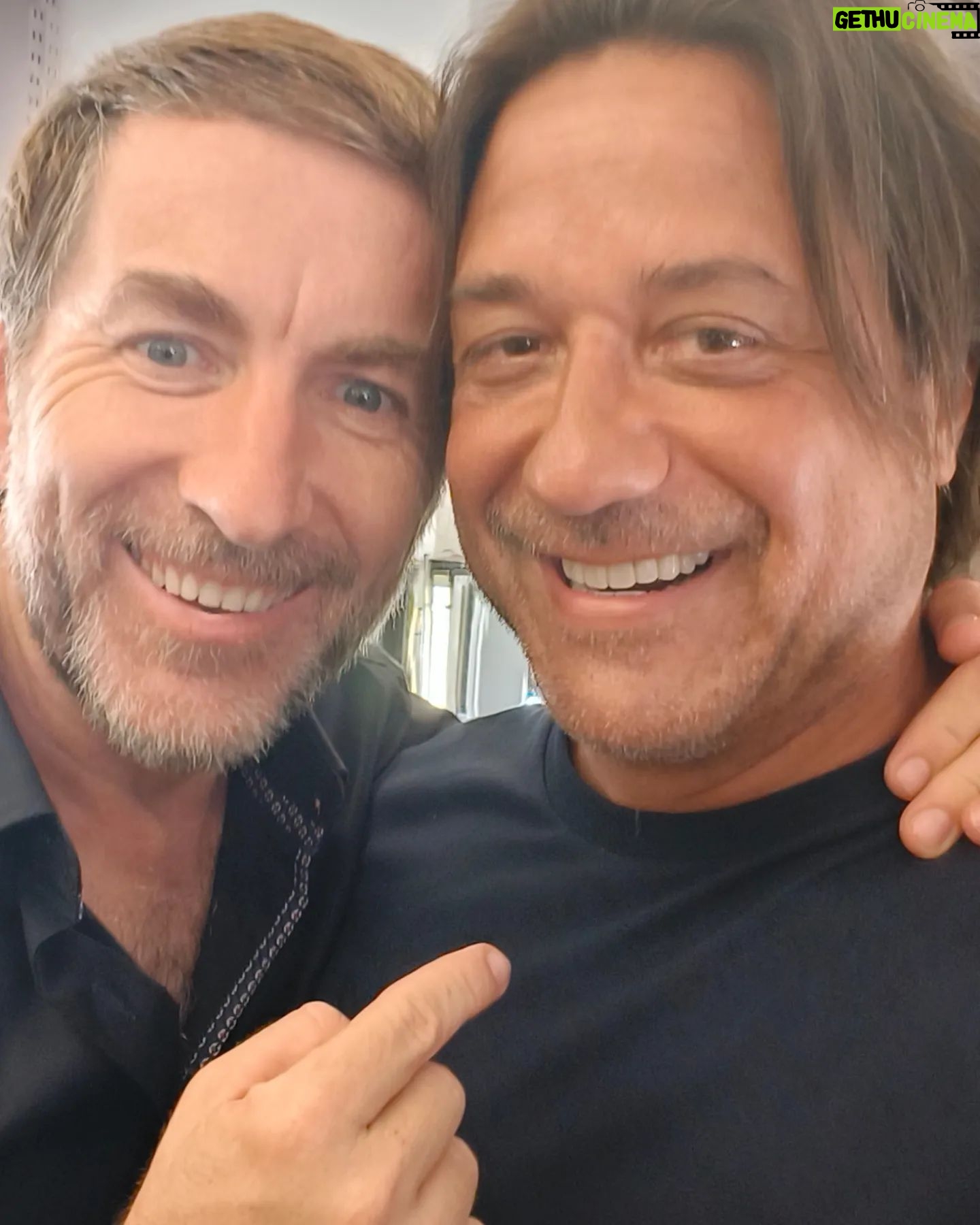 Enrique Arce Instagram - Hoy rodamos en el precioso 'pueblo español' de Mallorca con un actor que empieza en esto, pero que creo que tiene madera y no lo hace mal y me da que va a trabajar con cierta regularidad: Antonio de la Torre. Yo trataré de enseñarle todo lo que pueda! Día infernal de calor en Mallorca que sólo compensa el volver a currar con colegas y en un sitio tan precioso y magico como este...