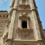 Enrique Arce Instagram - Hoy rodamos en el precioso 'pueblo español' de Mallorca con un actor que empieza en esto, pero que creo que tiene madera y no lo hace mal y me da que va a trabajar con cierta regularidad: Antonio de la Torre. Yo trataré de enseñarle todo lo que pueda! Día infernal de calor en Mallorca que sólo compensa el volver a currar con colegas y en un sitio tan precioso y magico como este...