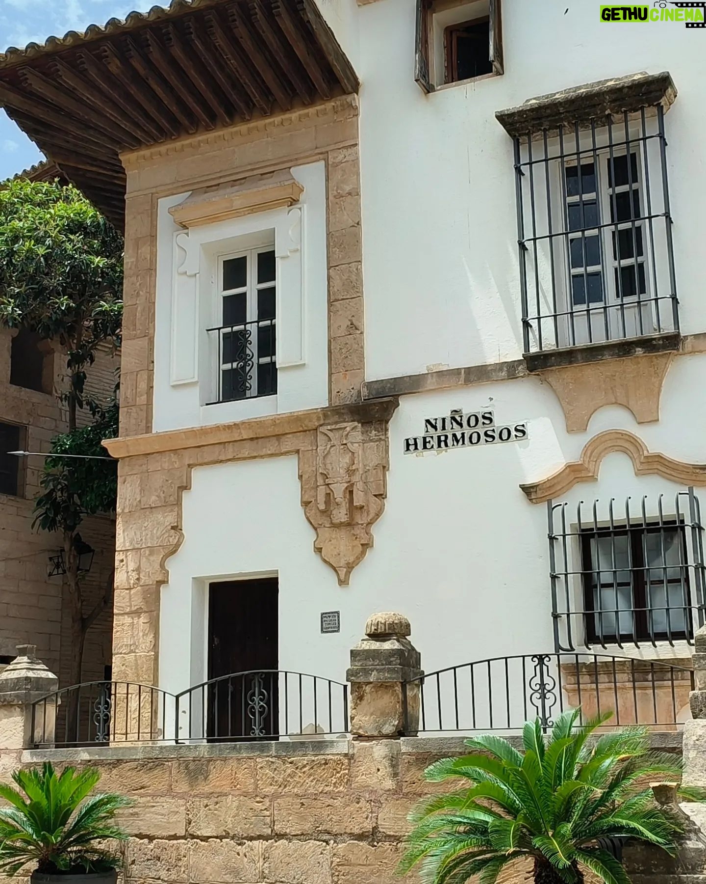 Enrique Arce Instagram - Hoy rodamos en el precioso 'pueblo español' de Mallorca con un actor que empieza en esto, pero que creo que tiene madera y no lo hace mal y me da que va a trabajar con cierta regularidad: Antonio de la Torre. Yo trataré de enseñarle todo lo que pueda! Día infernal de calor en Mallorca que sólo compensa el volver a currar con colegas y en un sitio tan precioso y magico como este...