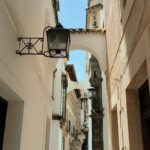 Enrique Arce Instagram – Hoy rodamos en el precioso ‘pueblo español’ de Mallorca con un actor que empieza en esto, pero que creo que tiene madera y no lo hace mal y  me da que va a trabajar con cierta regularidad: Antonio de la Torre. Yo trataré de enseñarle todo lo que pueda!

Día infernal de calor en Mallorca que sólo compensa el volver a currar con colegas y en un sitio tan precioso y magico como este…