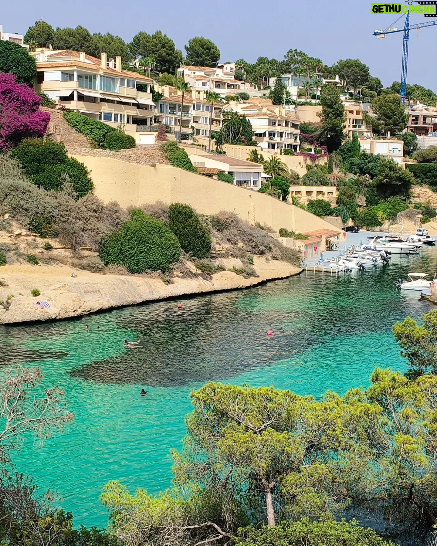 Enrique Arce Instagram - Ya no te digo que me lo superes... Iguálamelo!!! Descubriendo los secretos mejor guardados de Mallorca junto a dos burgaleses, ya mallorquines de adopción, @don.carlos.sanchez y su chica Natalia. En-Palma-ndo una cala tras otra. Que me gustan las Baleares!!! #actortraveller #mallorcafiles